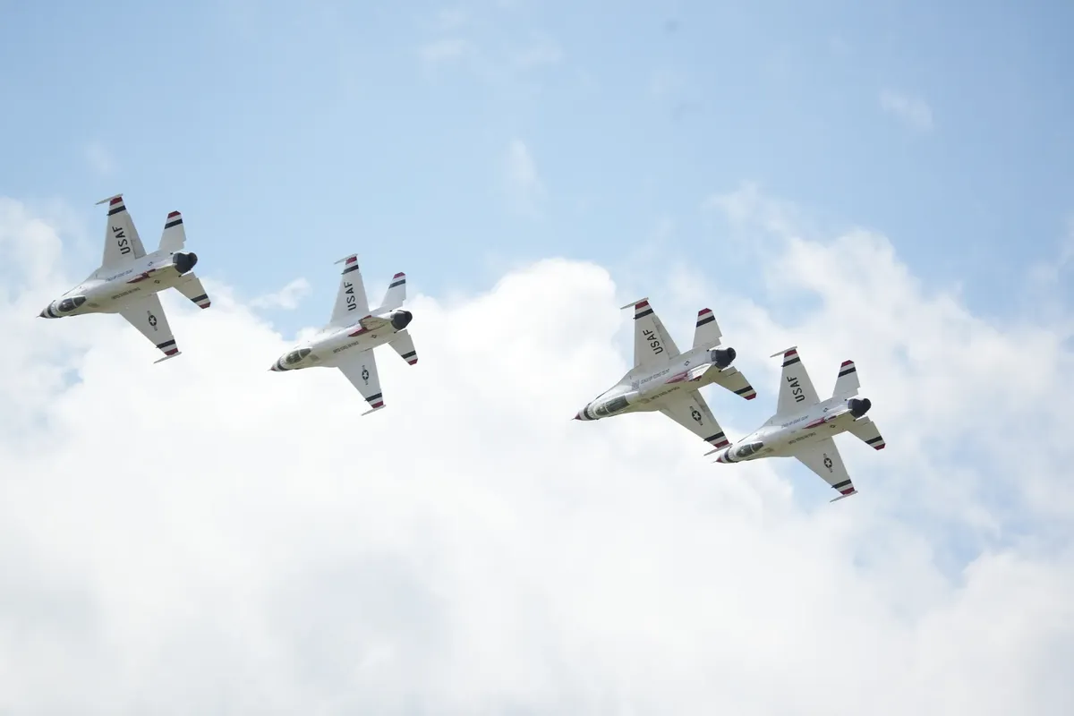 美國空軍雷電隊在明亮的藍色天空下進行精確的空中飛行動作