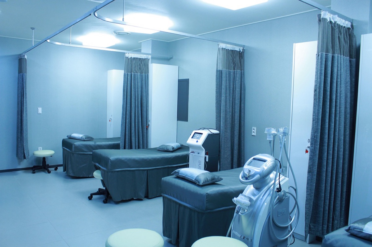 Papierkram für Krankenhausrechnungen und medizinische Versicherungsunterlagen.
