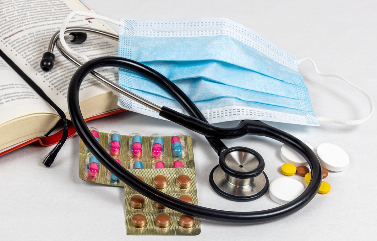 Documents d'assurance médicale et un stéthoscope illustrant la gestion des coûts de santé.