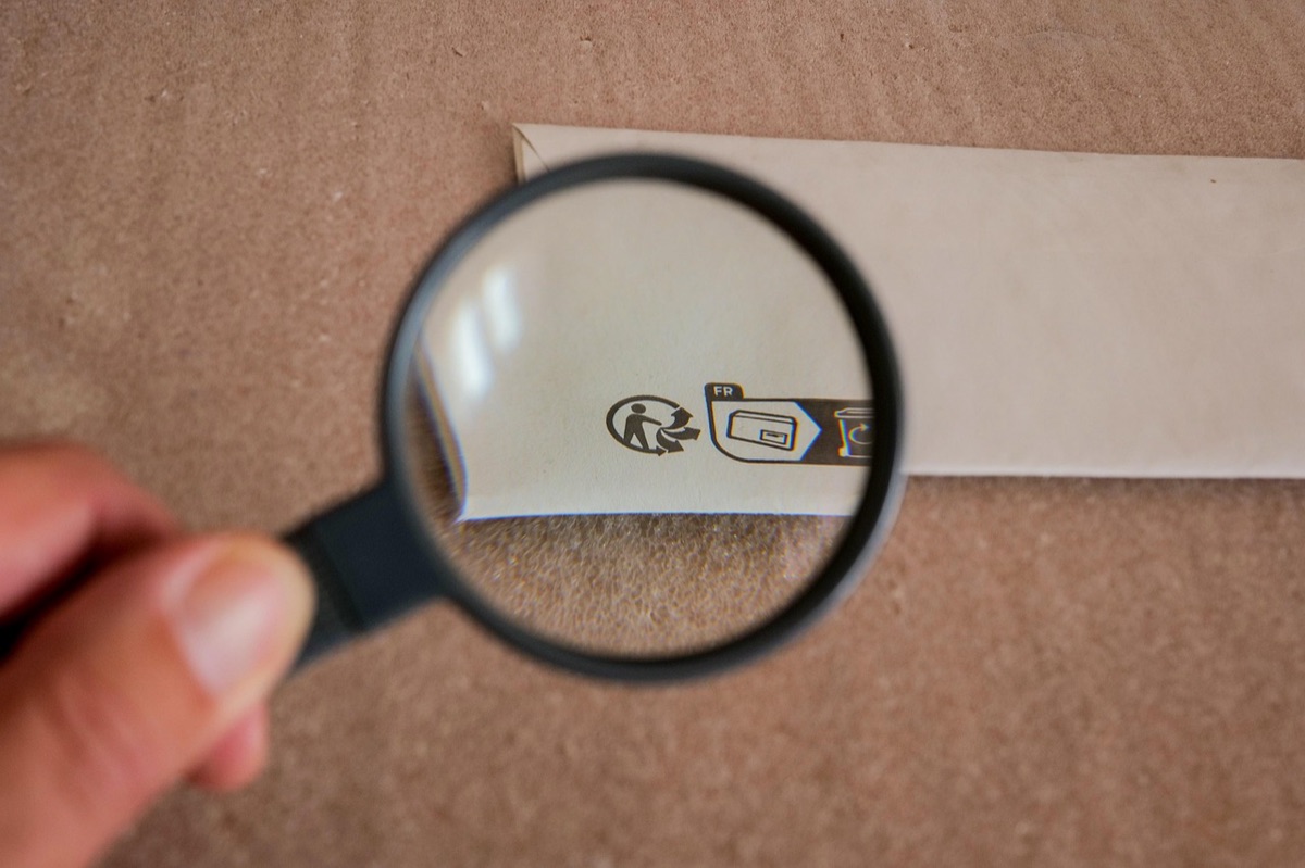 Vergrootglas op medische documenten