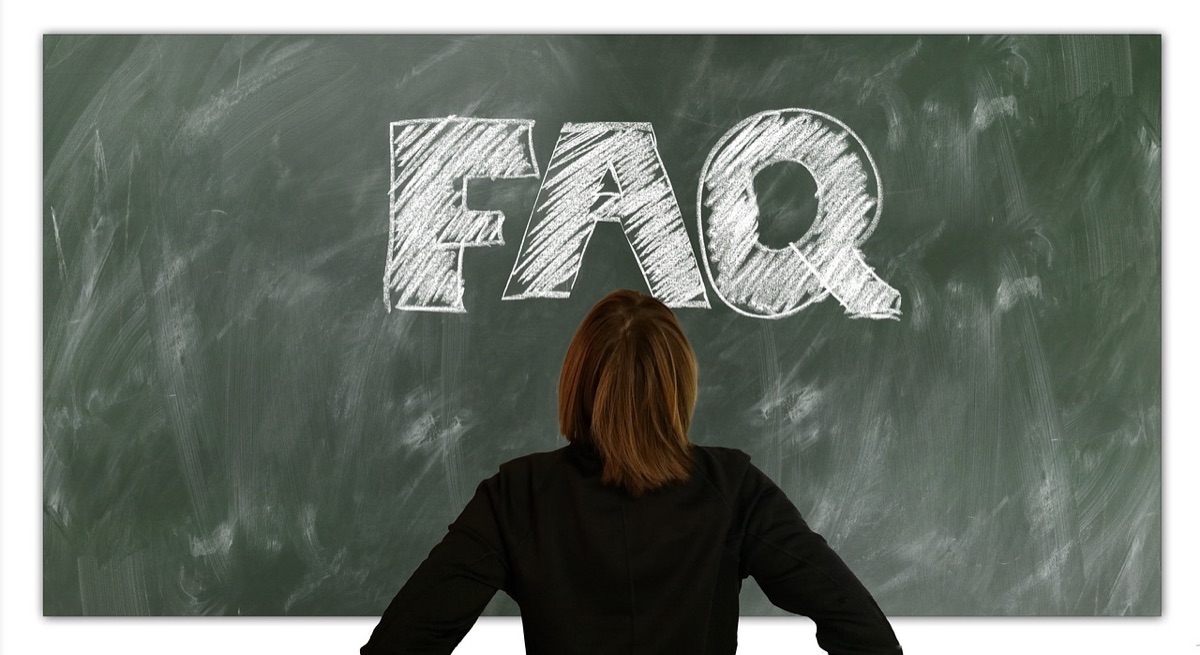 Un questionario FAQ in un ambiente neutro.