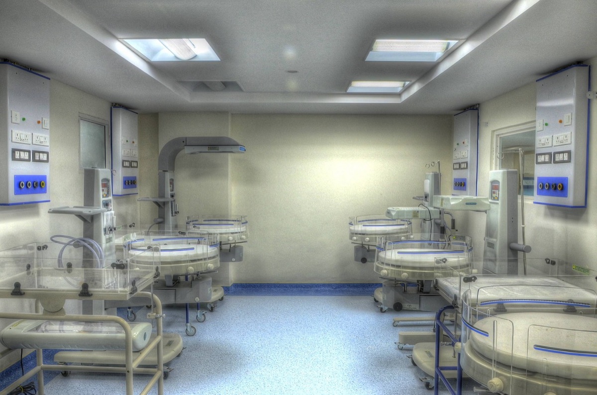 habitación de hospital con equipos médicos