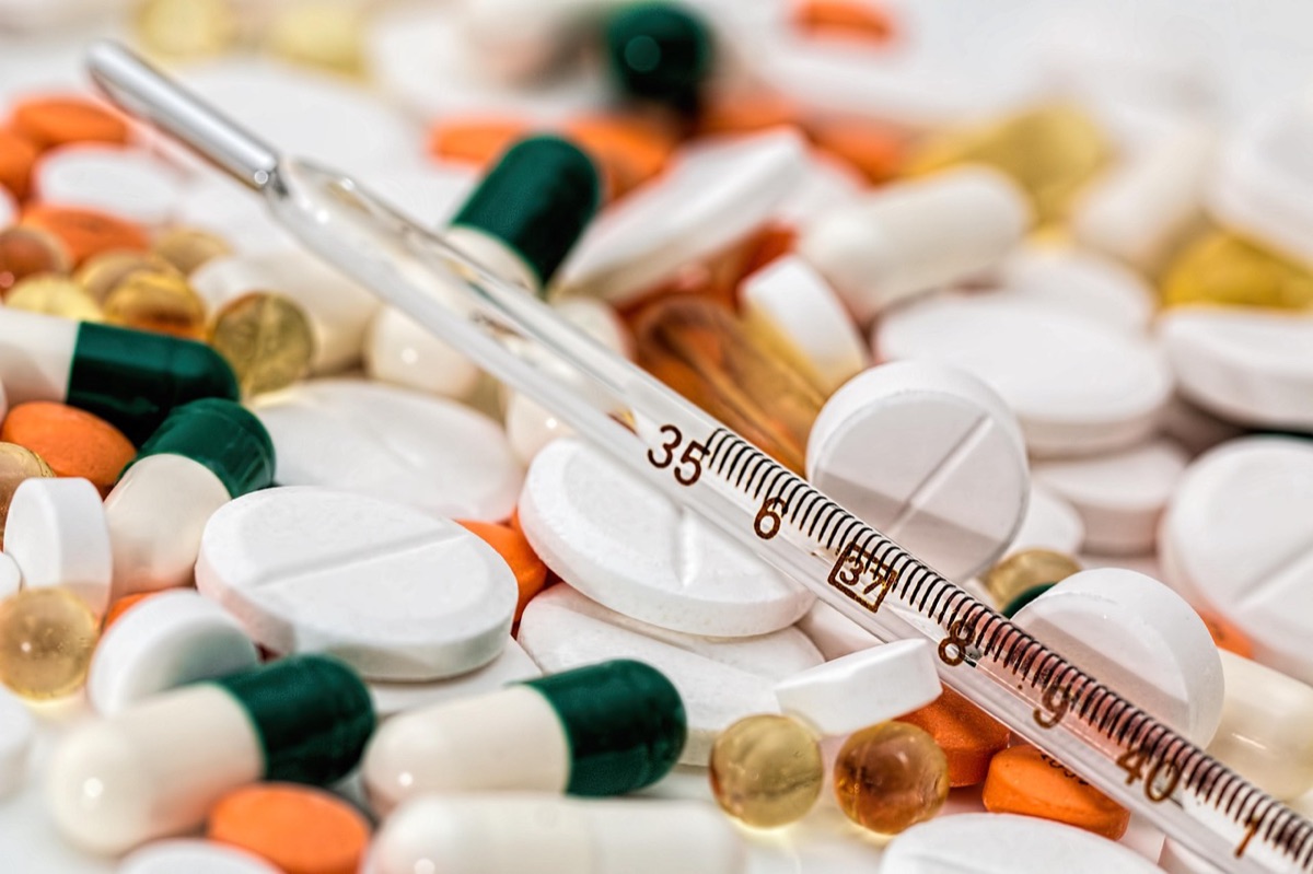 Chambre de soins oncologiques avec murs blancs et équipement médical