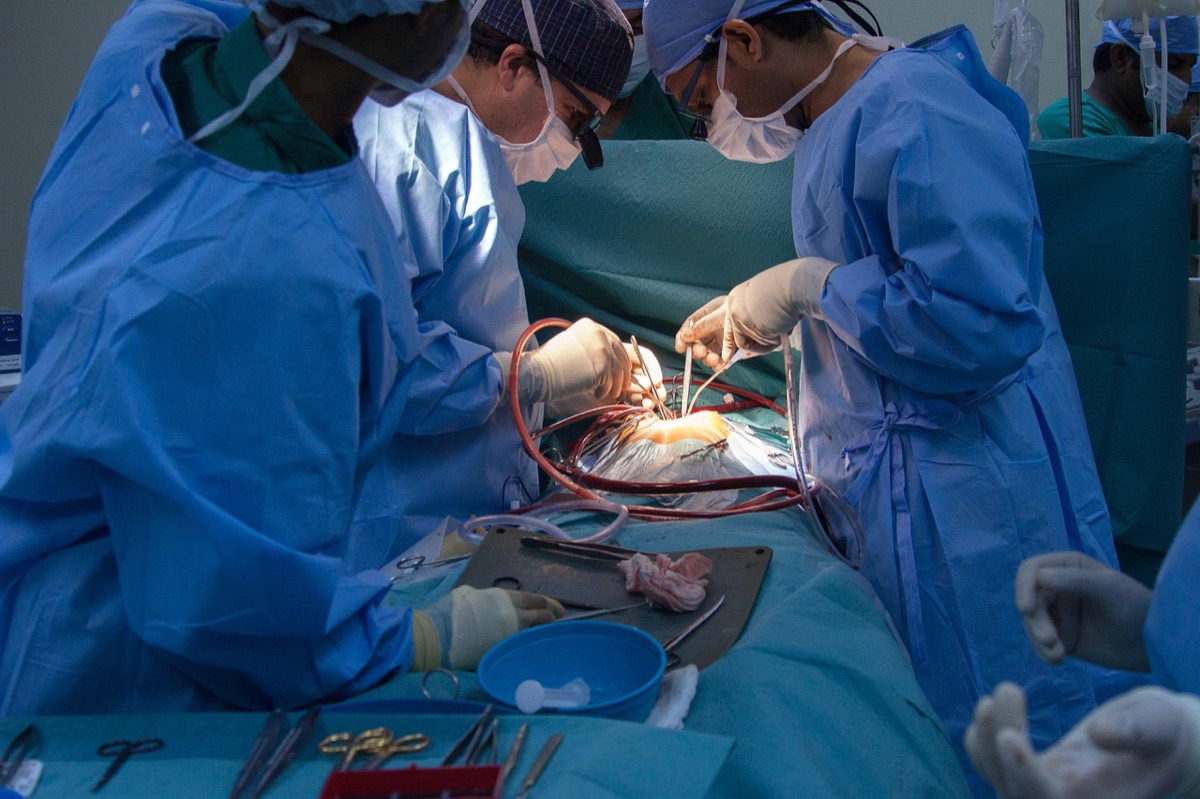 equipe médica no quarto de operação