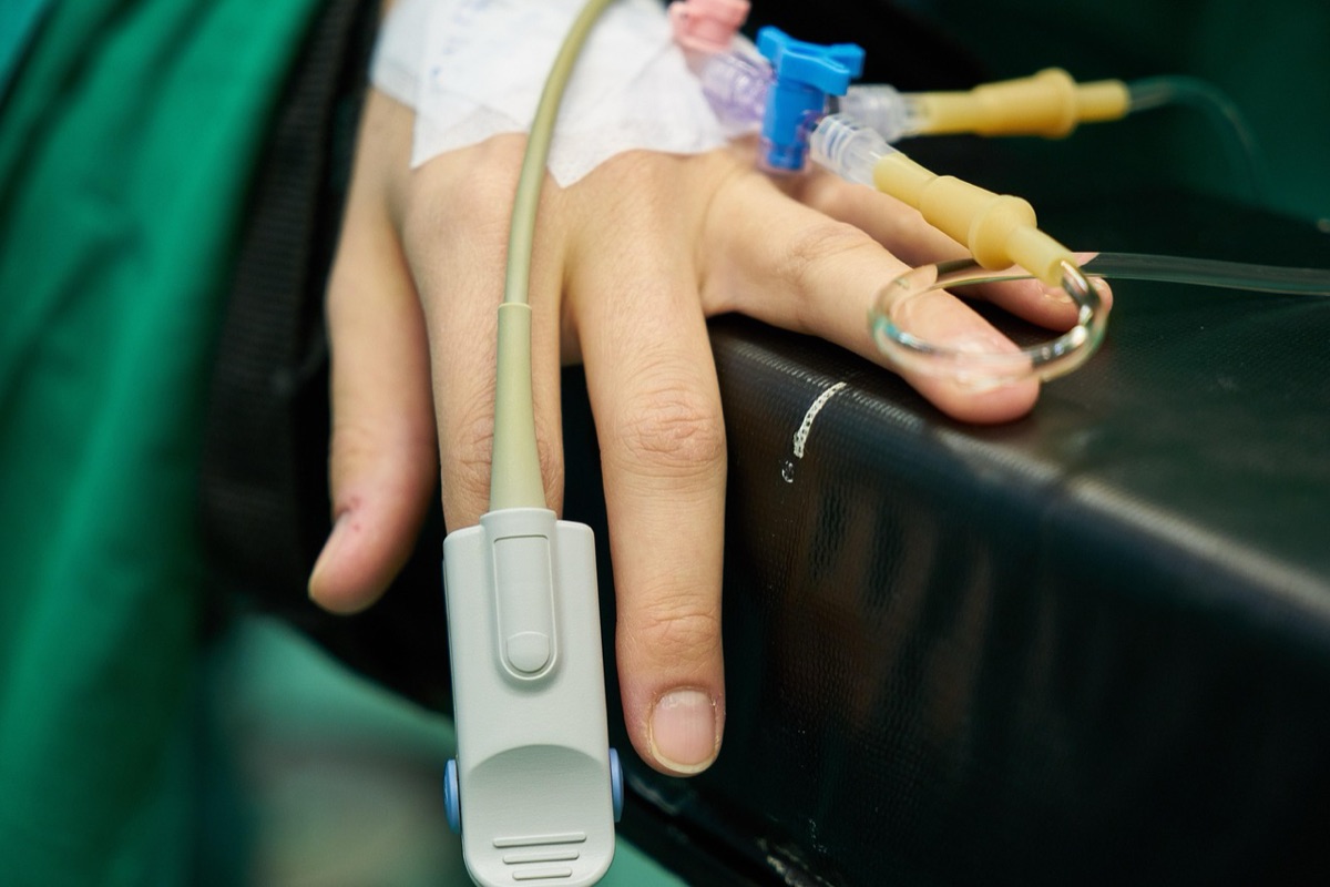Klinik-Wartezimmer mit Patienten und Personal