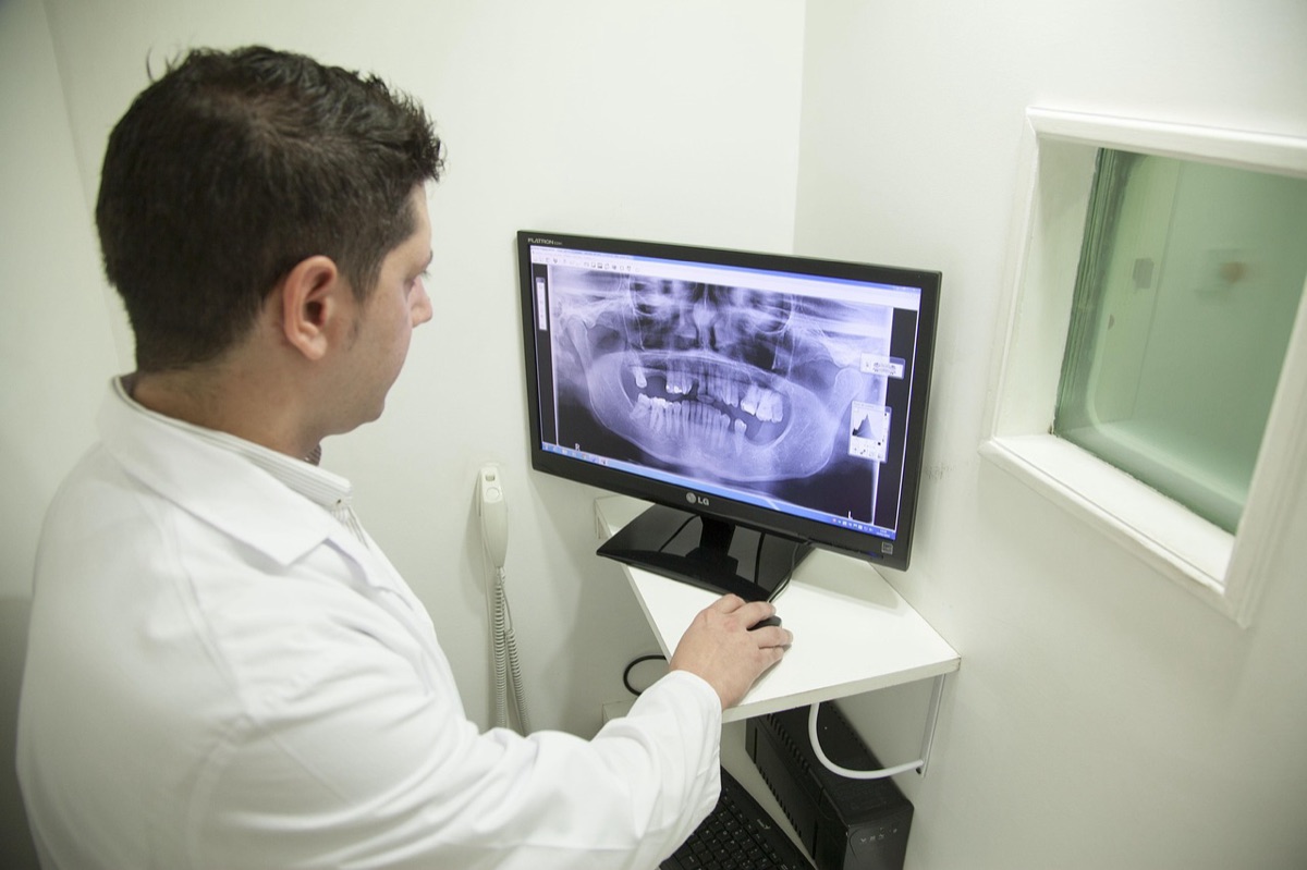 Équipe médicale dans une salle d'opération