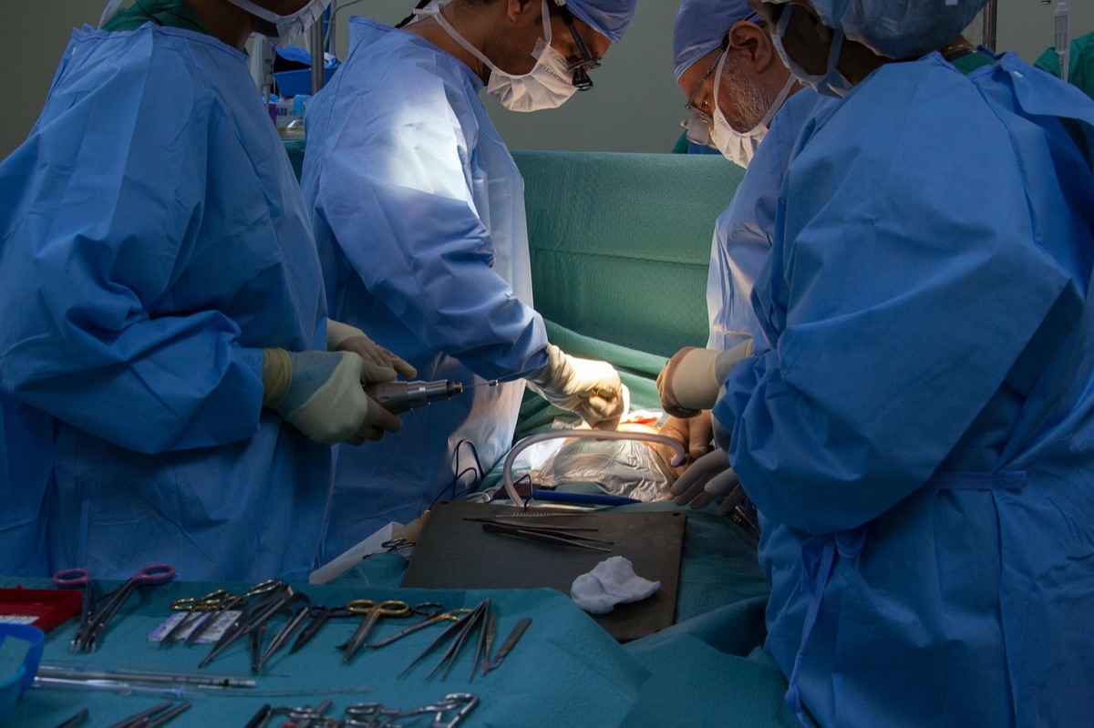 sala d'attesa ospedaliera con personale medico