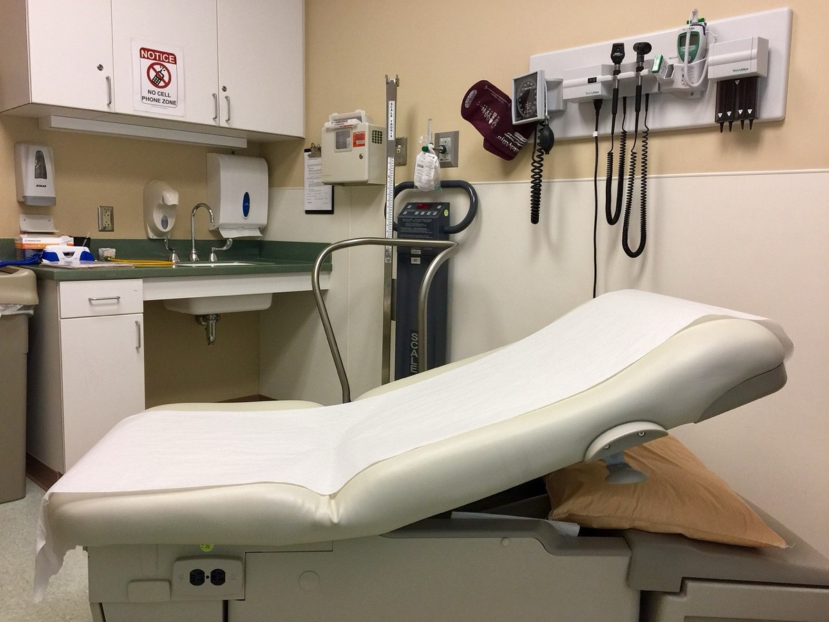 quarto hospitalar com equipamento médico
